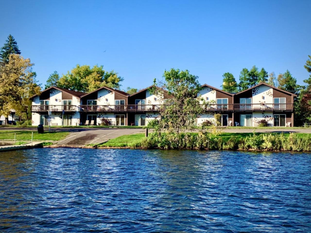 Bridge Inn Tomhawk - 2Nd Floor, 1 King Size Bed, Balcony, River View Tomahawk エクステリア 写真