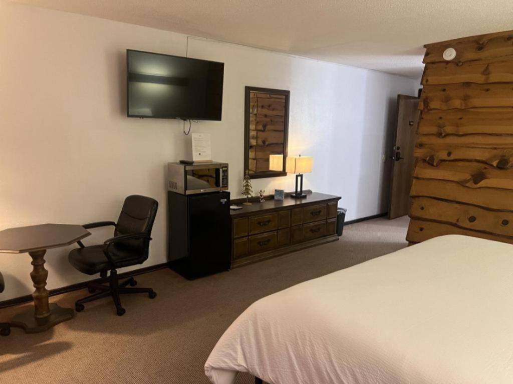 Bridge Inn Tomhawk - 2Nd Floor, 1 King Size Bed, Balcony, River View Tomahawk エクステリア 写真