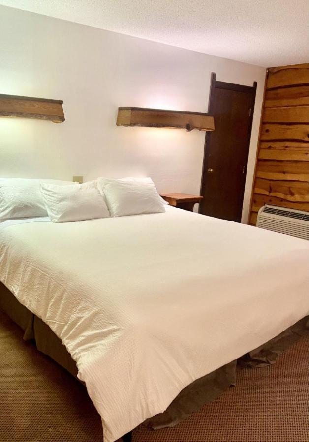 Bridge Inn Tomhawk - 2Nd Floor, 1 King Size Bed, Balcony, River View Tomahawk エクステリア 写真