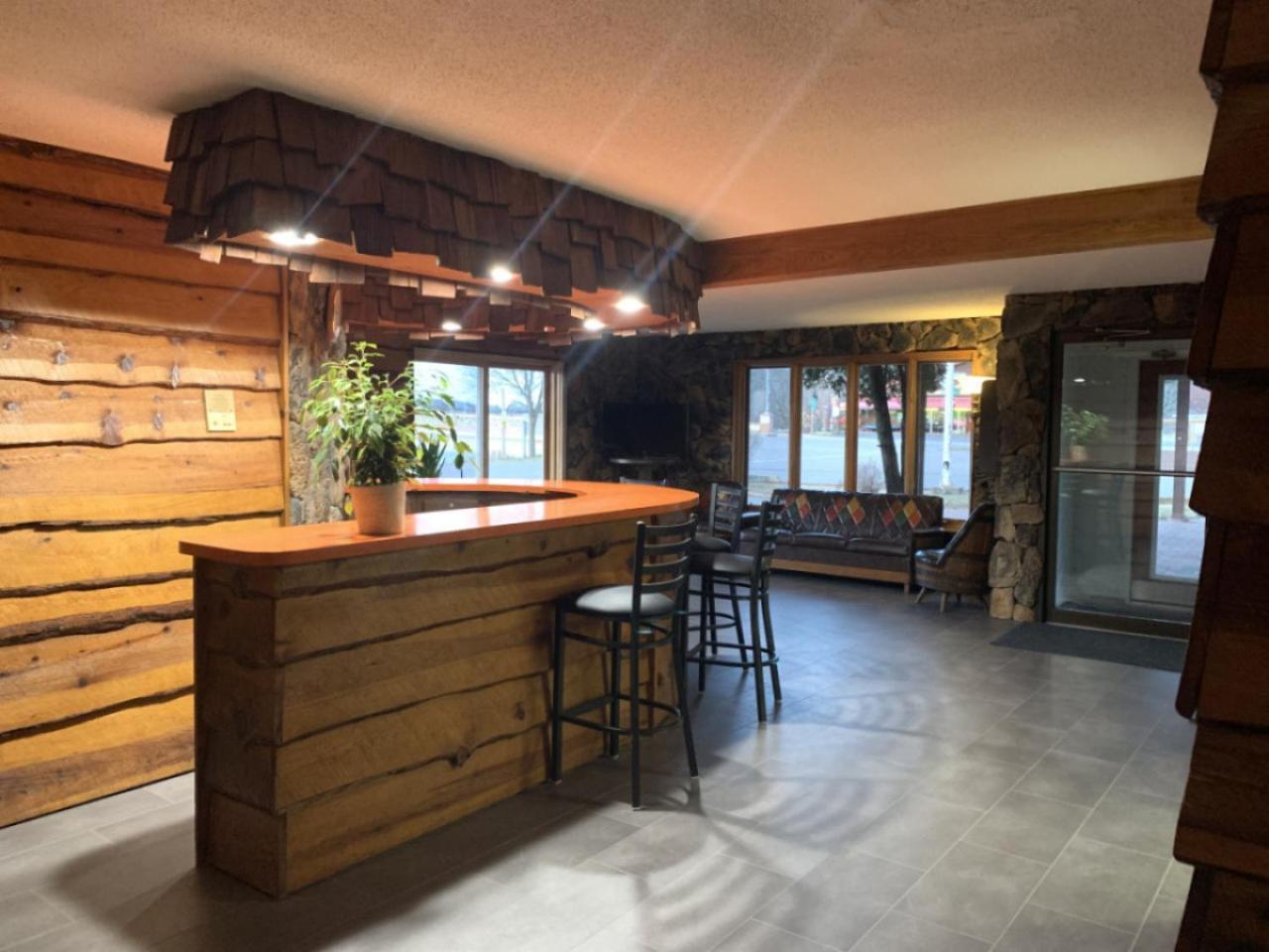 Bridge Inn Tomhawk - 2Nd Floor, 1 King Size Bed, Balcony, River View Tomahawk エクステリア 写真