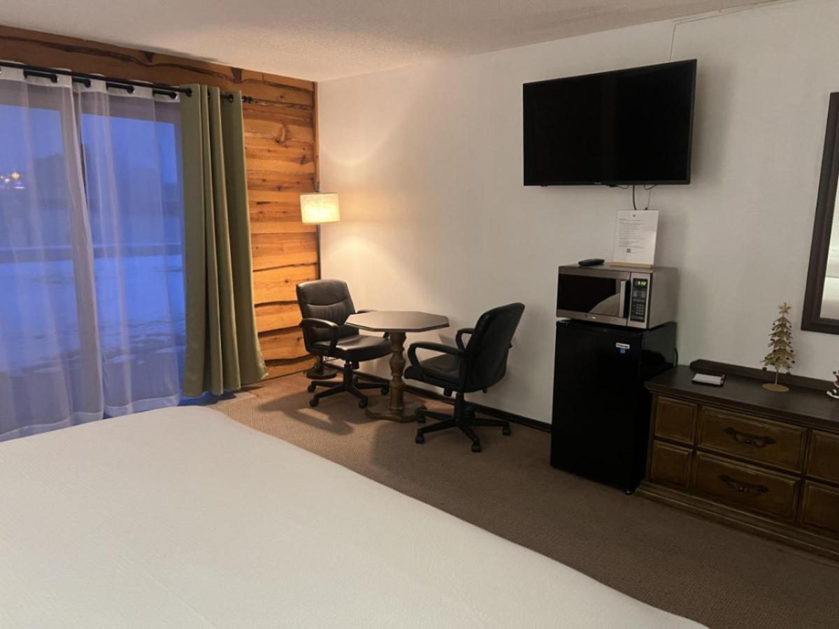 Bridge Inn Tomhawk - 2Nd Floor, 1 King Size Bed, Balcony, River View Tomahawk エクステリア 写真