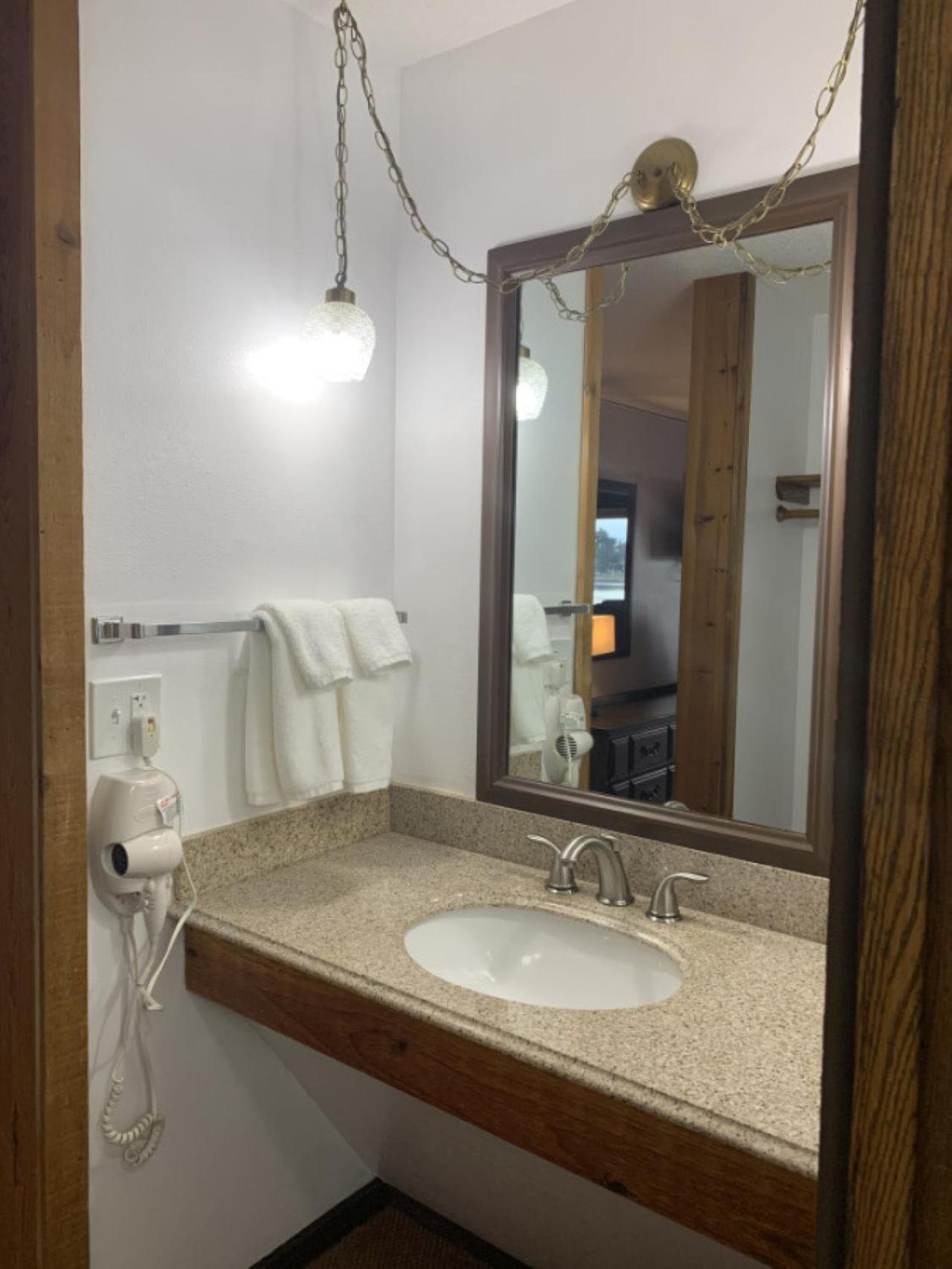 Bridge Inn Tomhawk - 2Nd Floor, 1 King Size Bed, Balcony, River View Tomahawk エクステリア 写真